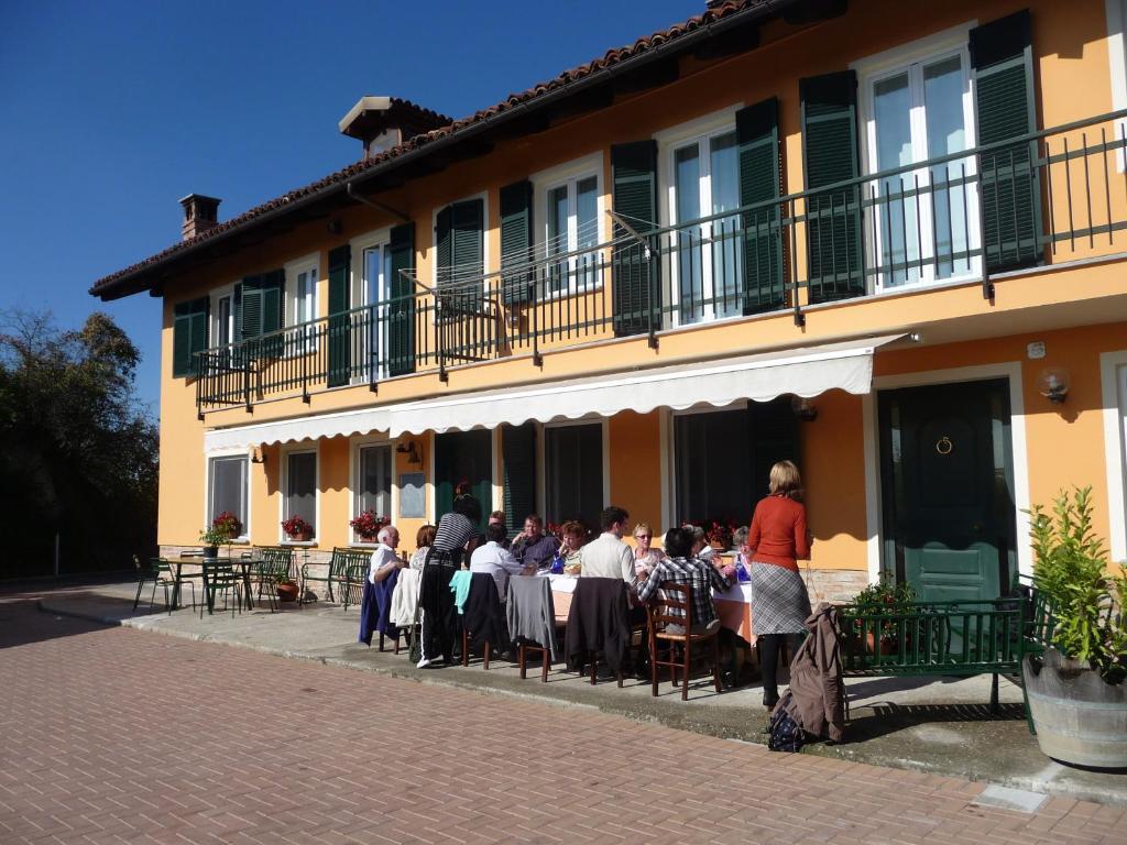 Вілла Agriturismo Cascina Vrona Monteu Roero Екстер'єр фото